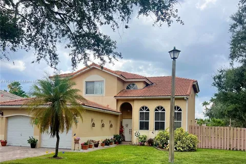 14422 N Royal Cove Cir, Davie FL 33325