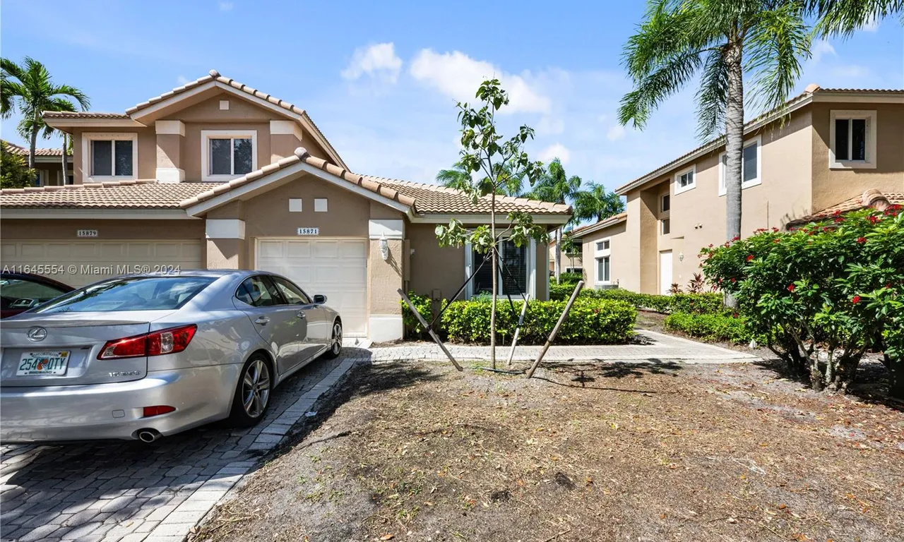 15871 SW 12th St, Pembroke Pines FL 33027