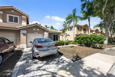 15871 SW 12th St, Pembroke Pines FL 33027