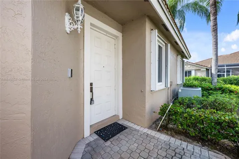 15871 SW 12th St, Pembroke Pines FL 33027