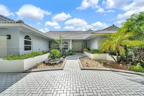 16818 NW 82nd Ct, Miami Lakes FL 33016