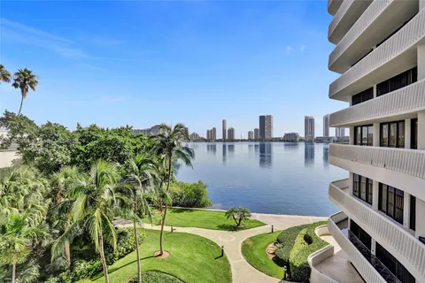 3000 Island Blvd # 403, Aventura FL 33160