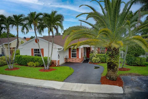 1001 Meadowwood Ter, Davie FL 33325