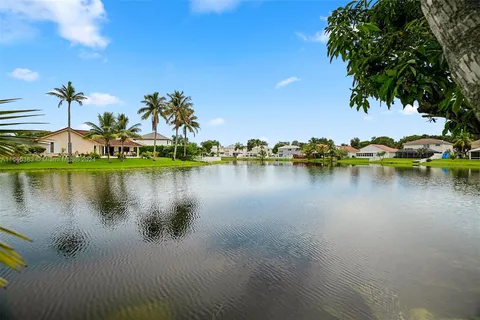 1001 Meadowwood Ter, Davie FL 33325