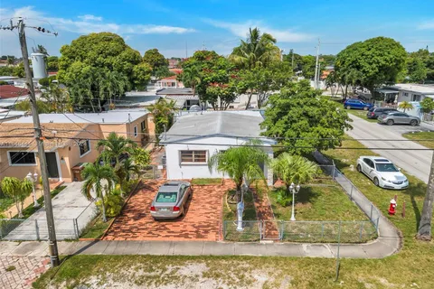 4296 E 9th Ln, Hialeah FL 33013