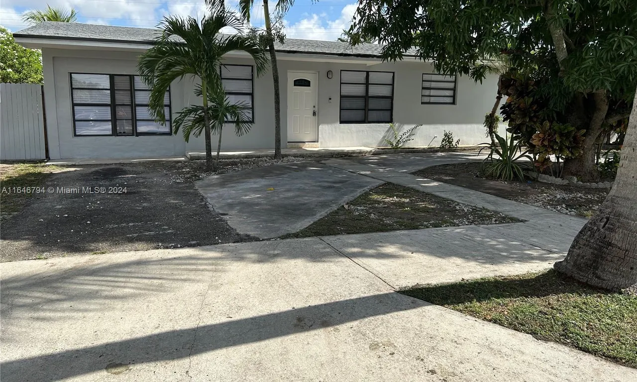 735 W 73rd PL, Hialeah FL 33014