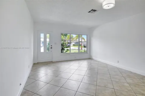 34 SE 14th St, Dania Beach FL 33004