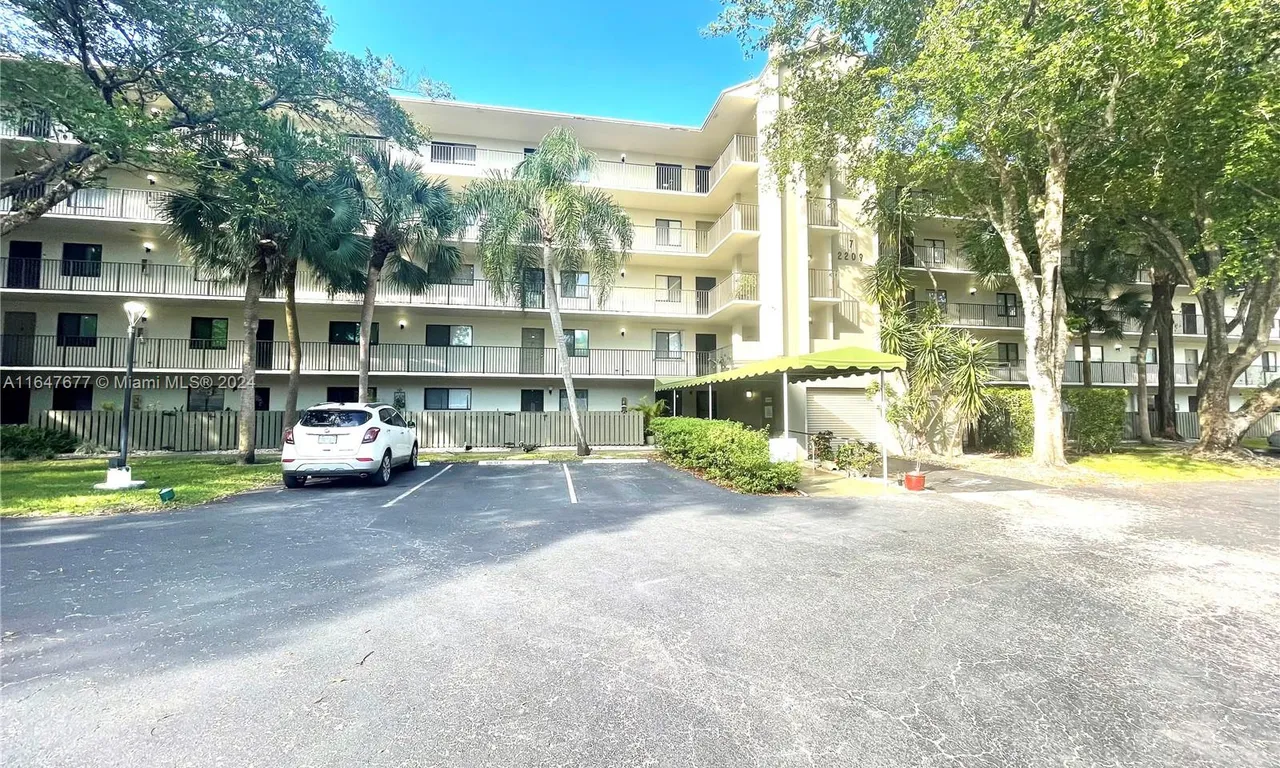 2209 S Cypress Bend Dr # 304, Pompano Beach FL 33069