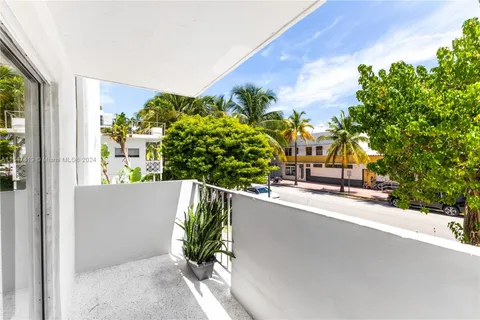 240 Collins Ave # 2B, Miami Beach FL 33139