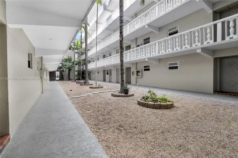 330 SE 2nd St # 104F, Hallandale Beach FL 33009