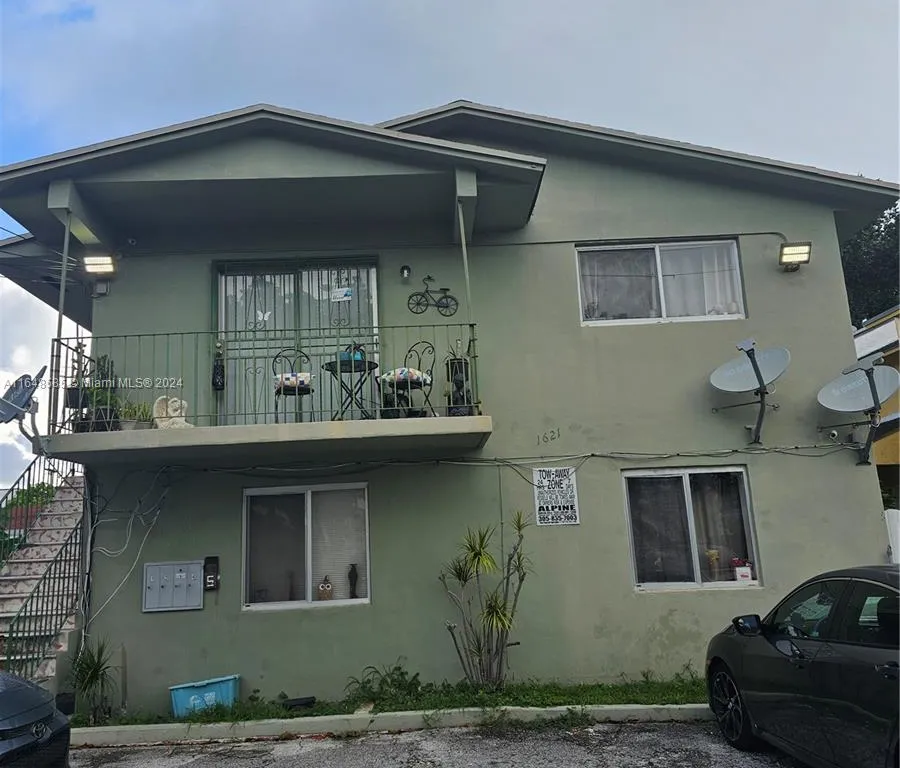 1621 NW 16th St, Miami FL 33125