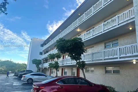 3521 Inverrary Dr # 402, Lauderhill FL 33319