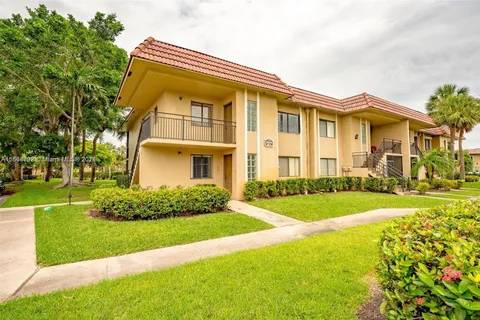 350 Lakeview Dr # 201, Weston FL 33326