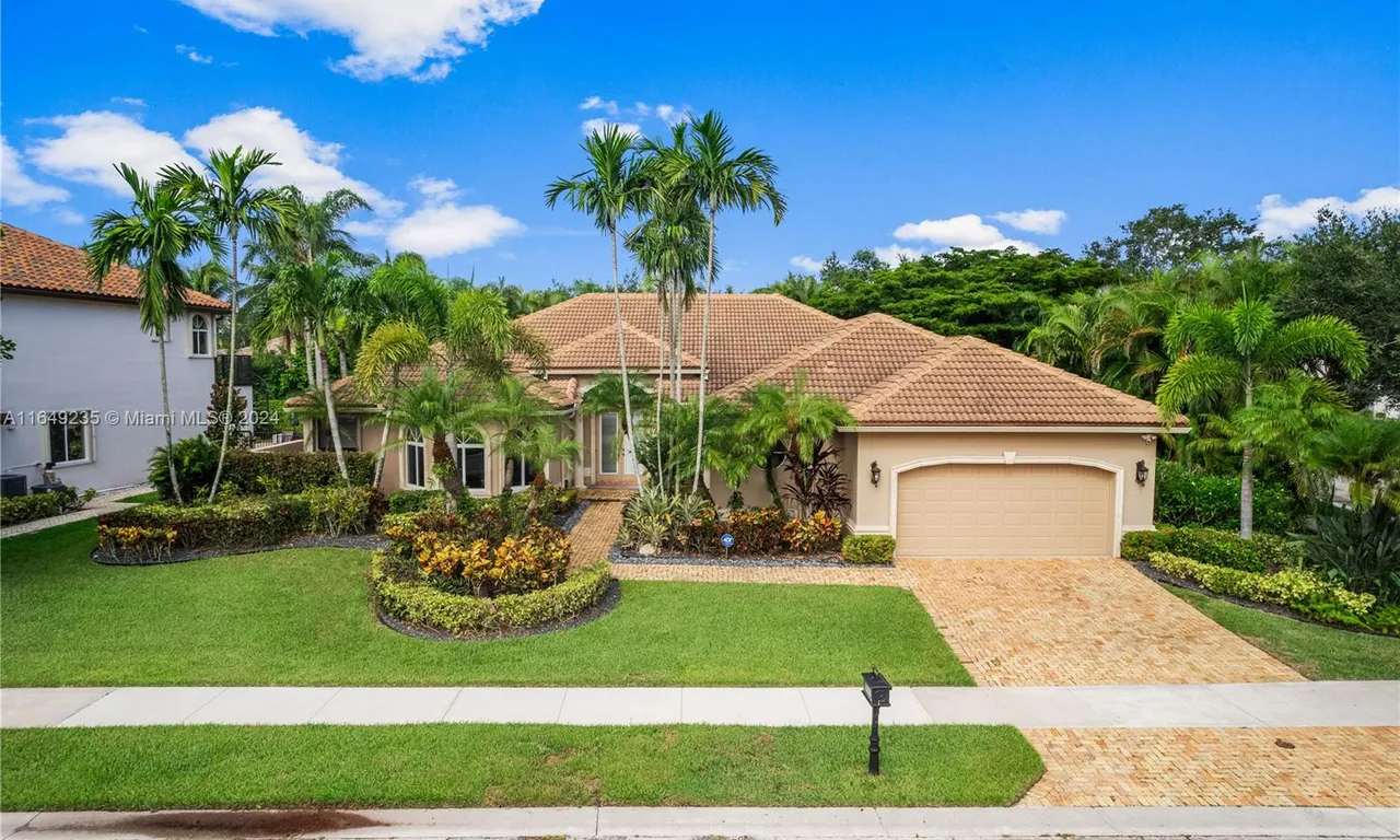 2685 Meadowood Dr, Weston FL 33332