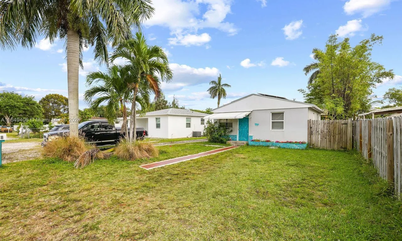 4448 SW 52nd St, Dania Beach FL 33314