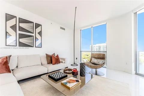 17111 Biscayne Blvd # 2109, North Miami Beach FL 33160