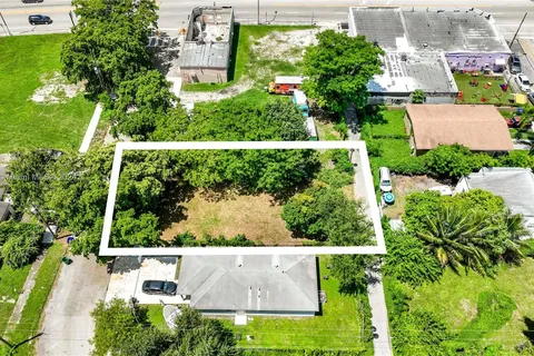 665 NW 43rd St, Miami FL 33127