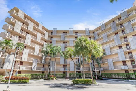 3301 N Country Club Dr # 312, Aventura FL 33180