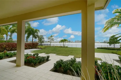 8725 Parkland Bay Dr, Parkland FL 33076