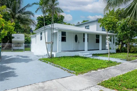 713 SW 7th St, Dania Beach FL 33004