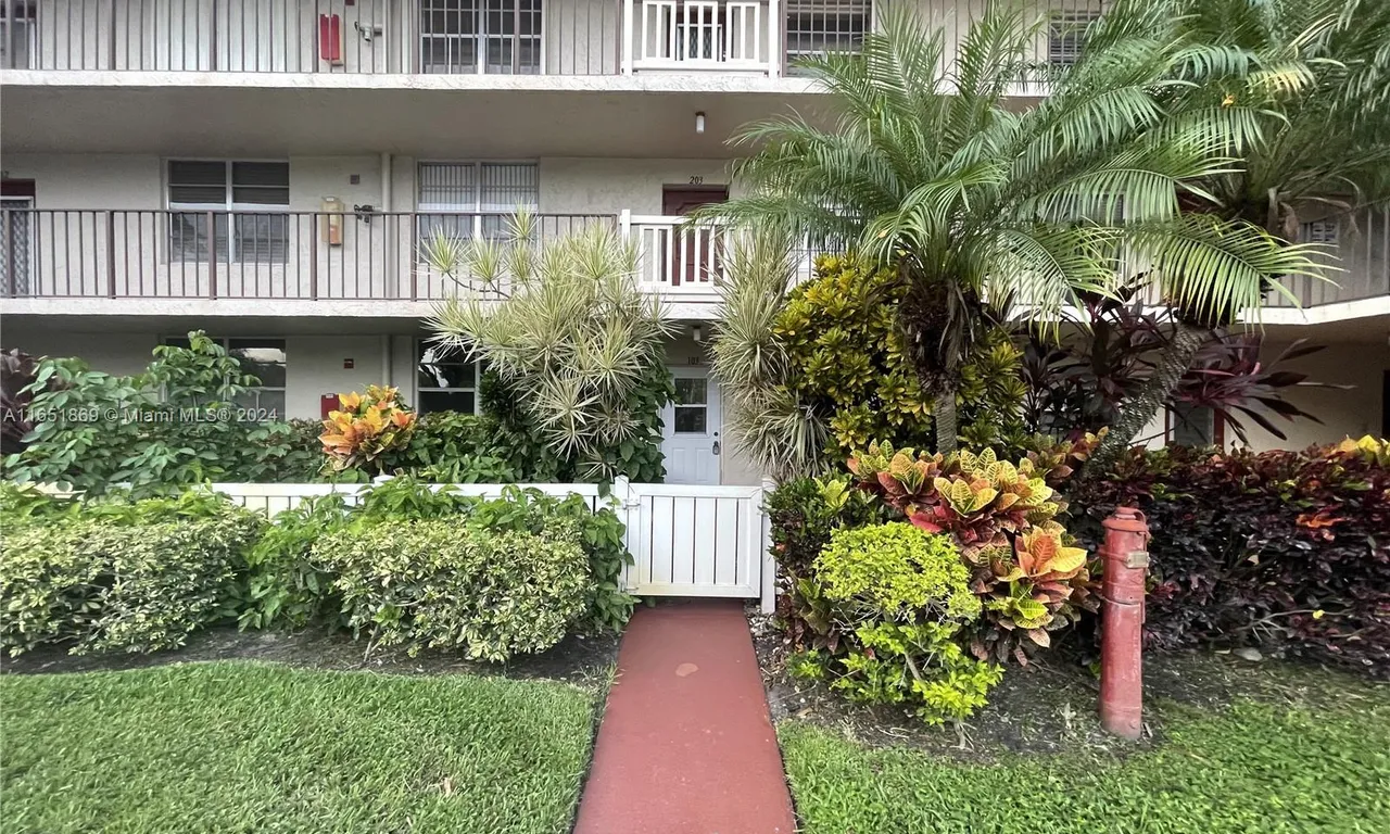 25 Abbey Ln # 103, Delray Beach FL 33446