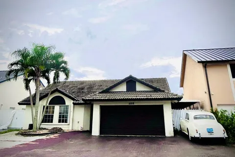 18818 NW 80 AVE, Hialeah FL 33015