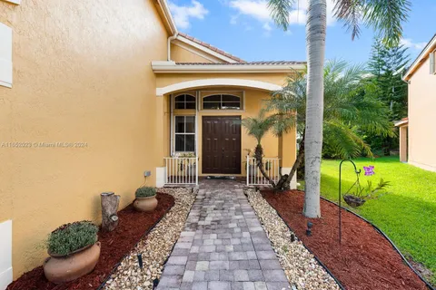 4008 Staghorn Ln, Weston FL 33331