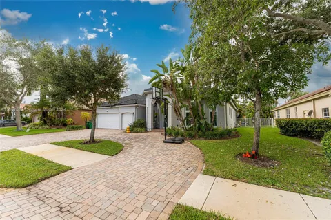 4023 W Lake Estates Dr, Davie FL 33328