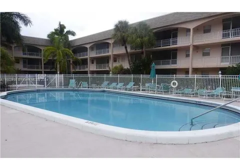 541 Blue Heron Dr # 119, Hallandale Beach FL 33009