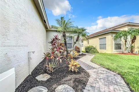 310 SW Tomoka Springs Dr, Port St. Lucie FL 34986