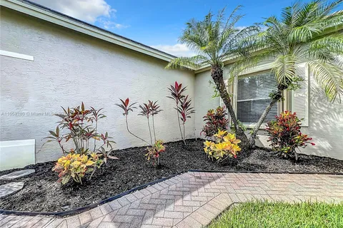 310 SW Tomoka Springs Dr, Port St. Lucie FL 34986