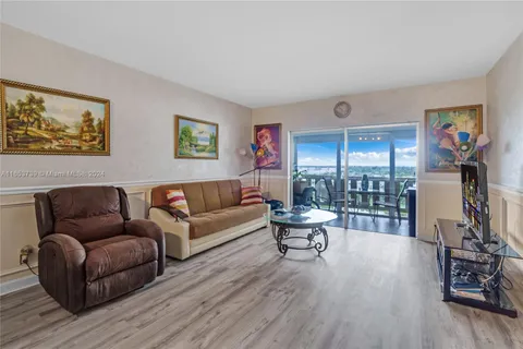 4330 Hillcrest Dr # 909, Hollywood FL 33021