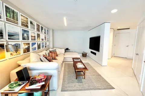 17111 Biscayne Blvd # 1102, North Miami Beach FL 33160