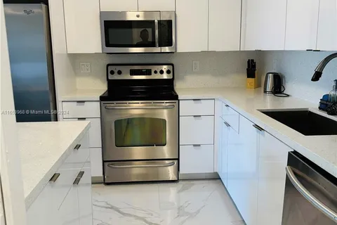 421 W Pembroke Rd, Hallandale Beach FL 33009