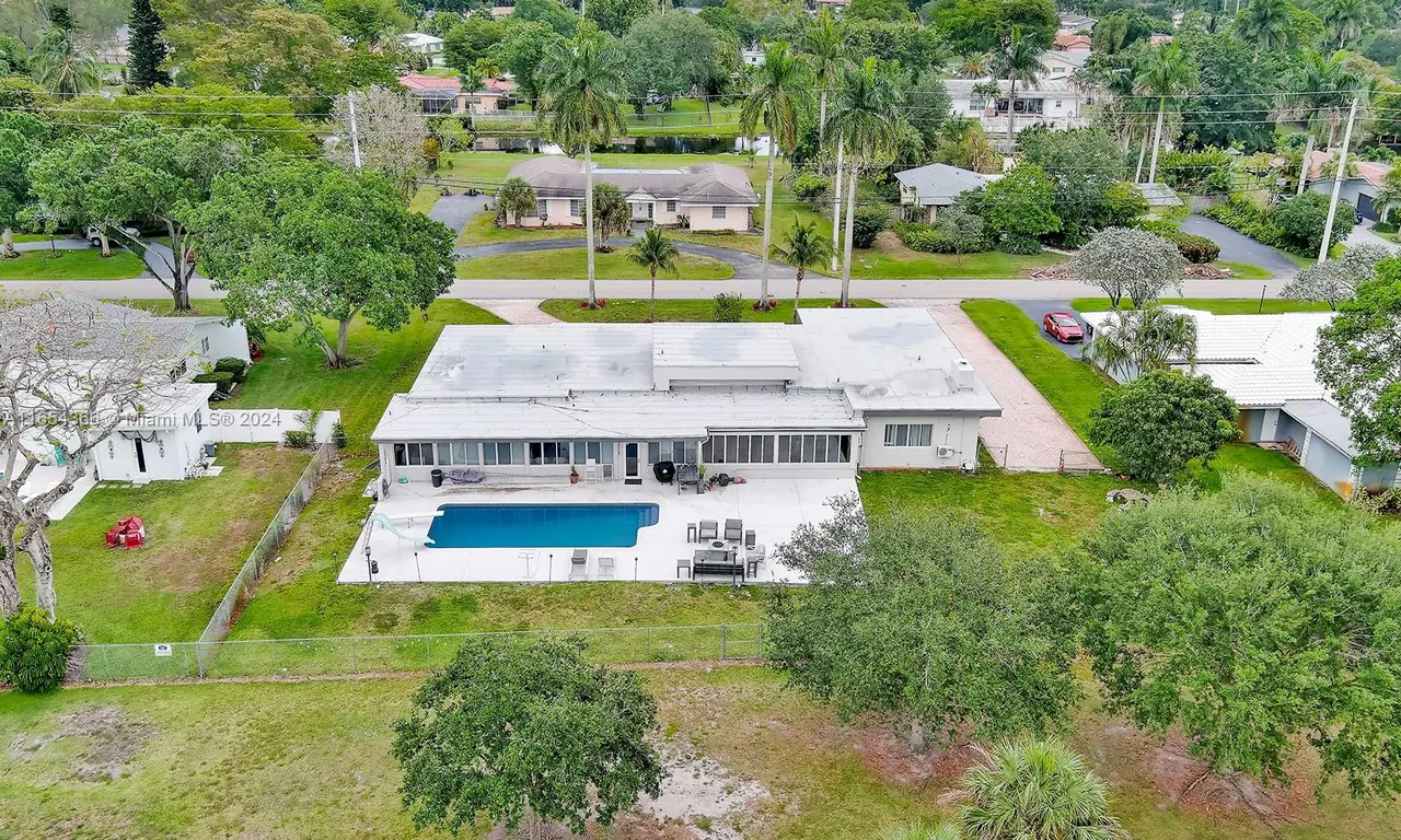 621 E Tropical Way, Plantation FL 33317