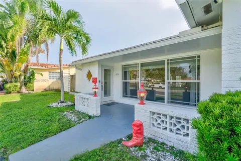 714 S Rainbow Dr, Hollywood FL 33021