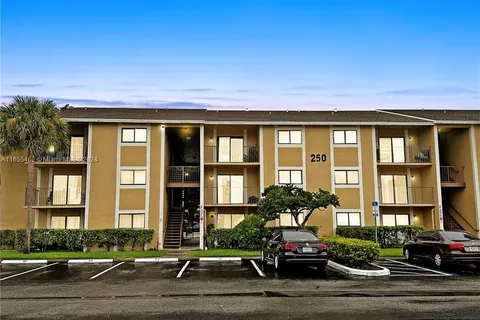 250 Palm Cir W # 103, Pembroke Pines FL 33025