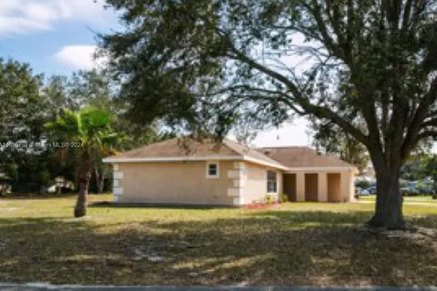 489 SW Eastport Cir, Port St. Lucie FL 34953