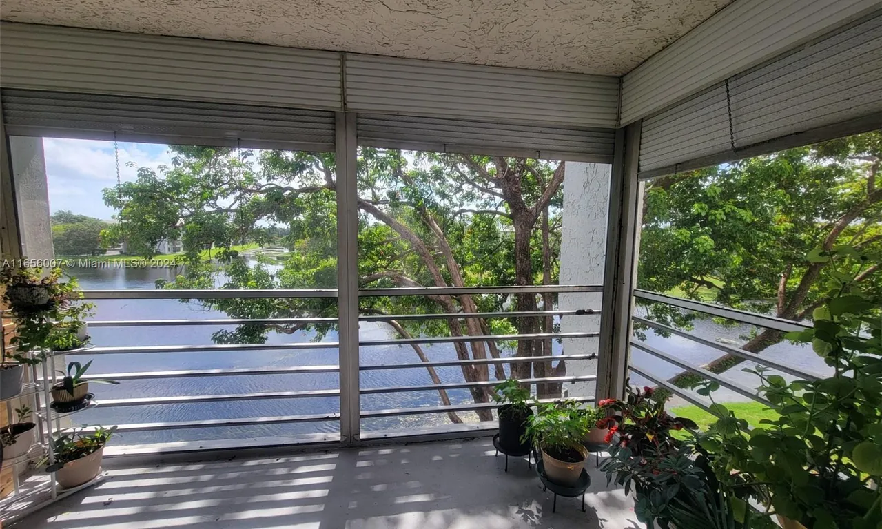 9235 Lagoon Pl # 403, Davie FL 33324