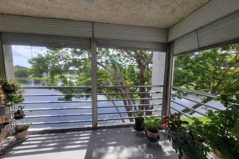 9235 Lagoon Pl # 403, Davie FL 33324