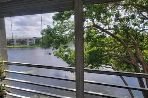 9235 Lagoon Pl # 403, Davie FL 33324