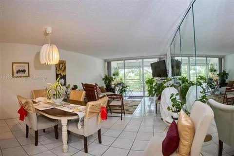 9235 Lagoon Pl # 403, Davie FL 33324