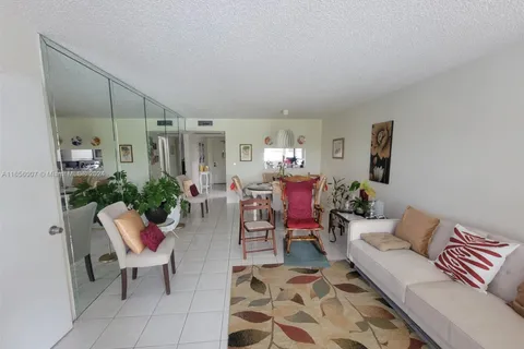 9235 Lagoon Pl # 403, Davie FL 33324