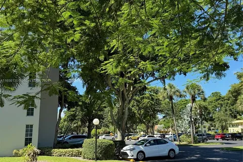 575 Oaks Ln # 701, Pompano Beach FL 33069