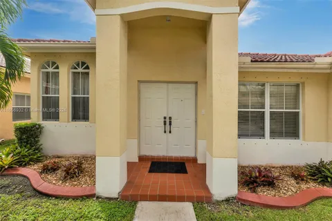 14066 S Cypress Cove Cir, Davie FL 33325