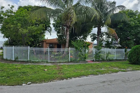 695 E 9th Ln, Hialeah FL 33010