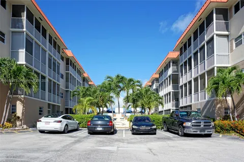 2097 S Ocean Dr # 207, Hallandale Beach FL 33009