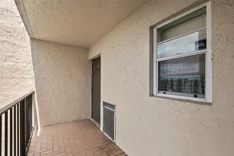 3300 W Rolling Hills Cir # 701, Davie FL 33328