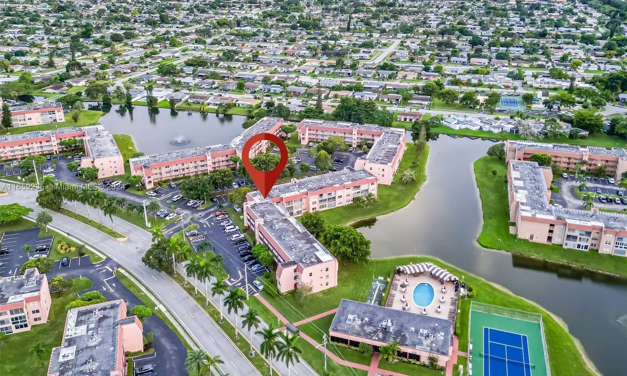 9480 Sunrise Lakes Blvd # 210, Sunrise FL 33322