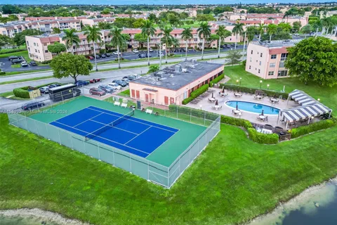 9480 Sunrise Lakes Blvd # 210, Sunrise FL 33322